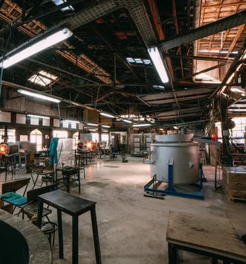 Venez découvrir les coulisses de l'atelier de La Verrerie de Biot